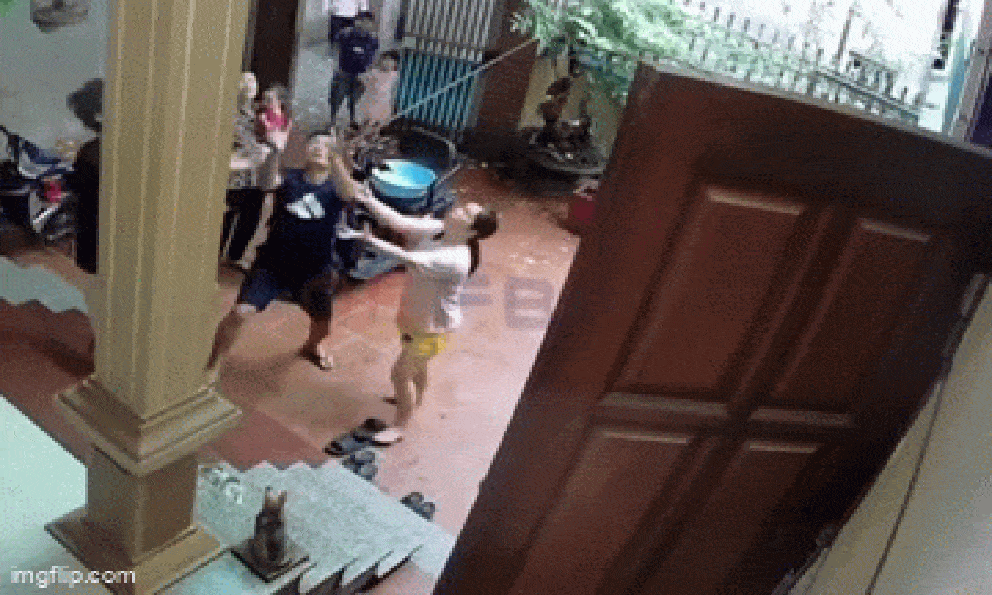 Bé trai rơi từ mái tôn, được hàng xóm đỡ kịp: Chú ruột kể lại tình huống nguy hiểm