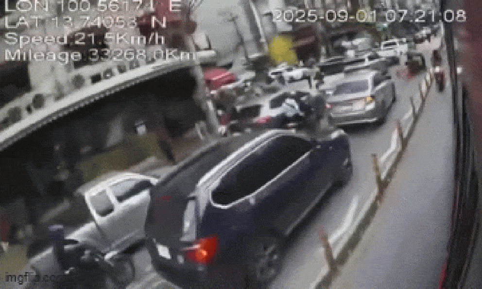 Đang đi song song với xe buýt, tài xế mô tô không ngờ đây là khoảnh khắc cuối cùng của đời mình