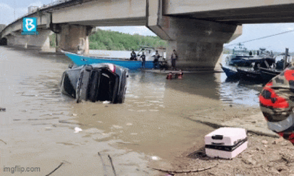 Đưa con đi chơi bằng ô tô rồi đỗ xe ở bờ sông, bố ra ngoài hút thuốc, ít phút sau thì xảy ra thảm kịch