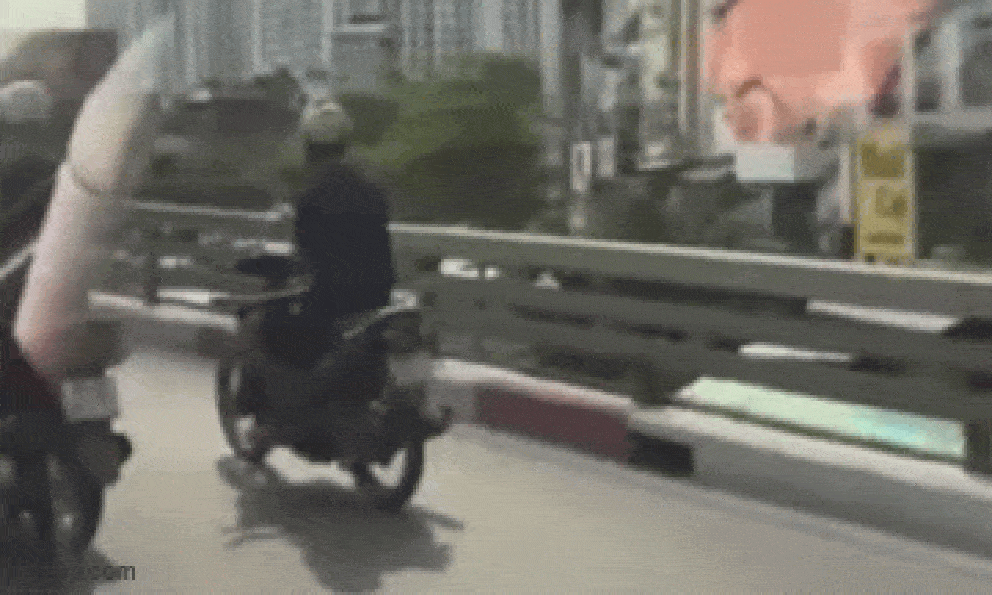 Thanh niên chạy xe máy bị Cục trưởng CSGT ghi hình trên phố Hà Nội: Đoạn clip xuất hiện thêm lỗi vi phạm 