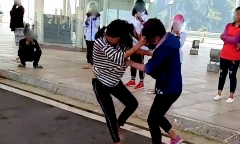 Công an Hà Nội tạm giữ hình sự 2 cô gái đánh nhau vì mâu thuẫn tình ái 