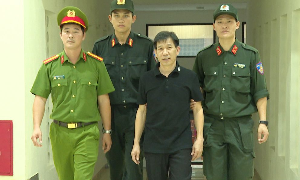 Vụ khám nhà, bắt bố con Mạnh 