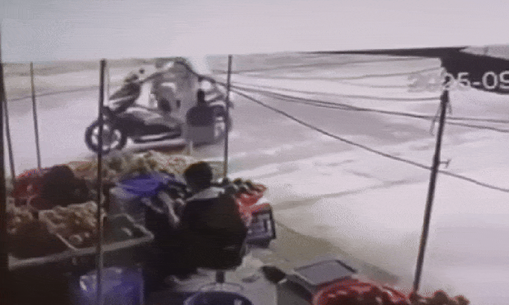 Bé trai 7 tuổi tử vong sau khi vặn tay ga xe máy: Camera hé lộ 48 giây trước bi kịch đau lòng