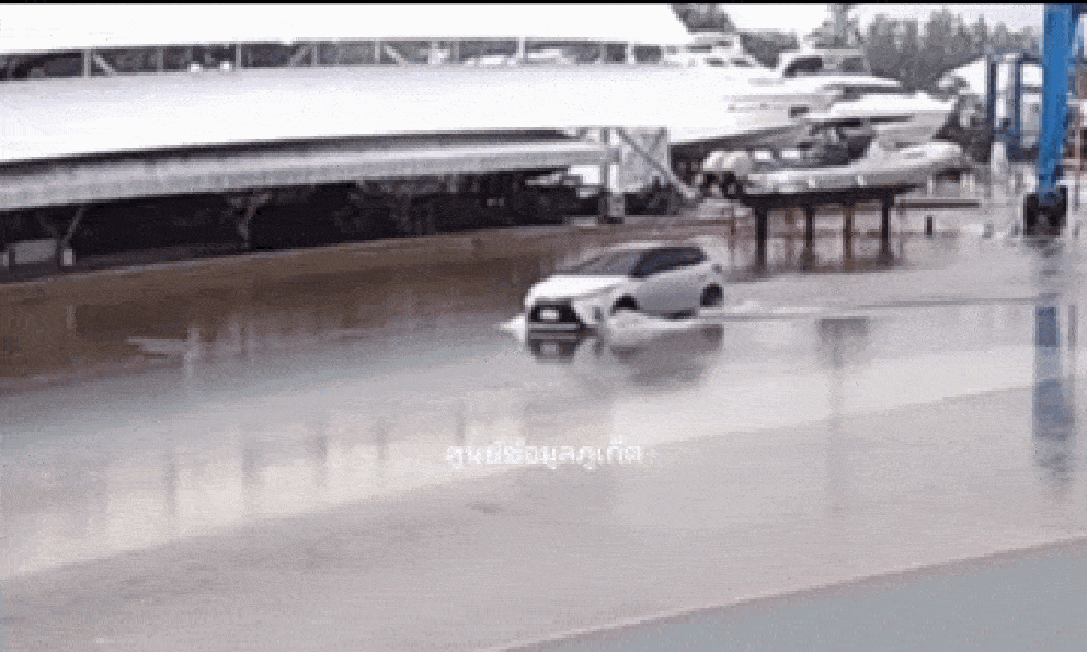 Sau mưa lụt, ô tô đi vào đoạn đường ngập nước rồi lao thẳng xuống biển, cảnh tượng sau đó mới khó tin