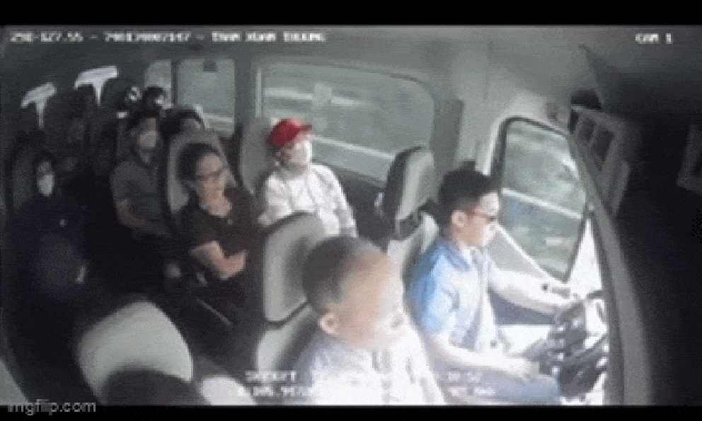 Khoảnh khắc đâm xe liên hoàn, xe khách văng khỏi đường: Nhiều người bị thương nằm la liệt trên cao tốc