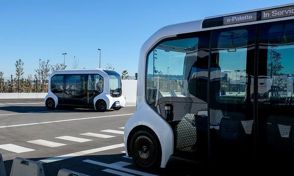 Toyota có xe điện mới dài ngang Land Cruiser Prado nhưng chở đến 17 người