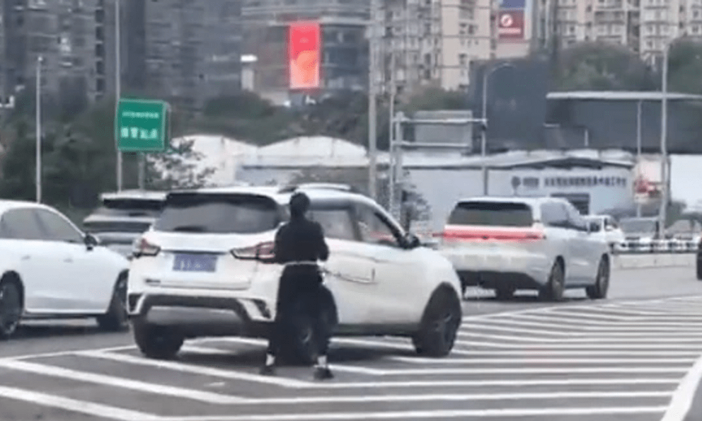 Nữ tài xế gây choáng vì vô tư dừng xe trên cao tốc rồi lắc vòng