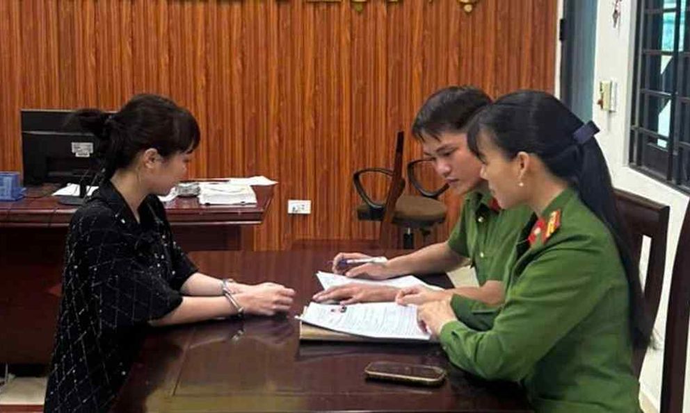 Đối tượng Ngô Thị Oanh ra đầu thú sau 10 ngày trốn sang Campuchia