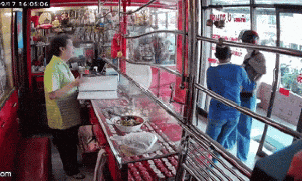 Đi bán nhẫn vàng thì gặp cướp, người phụ nữ bất ngờ trở thành con tin, video hiện trường gay cấn như phim