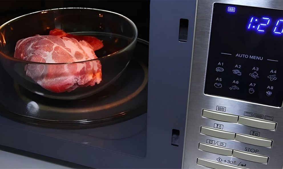 Rã đông thịt bằng lò vi sóng có tốt không? Chuyên gia nói an toàn nếu làm đúng cách