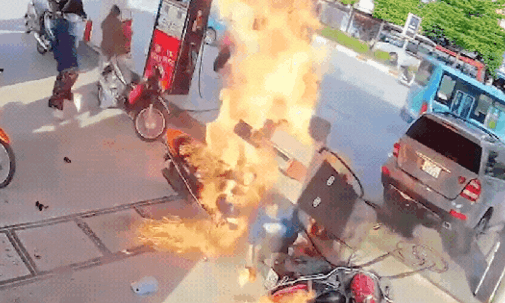 Vụ Mercedes húc đổ trụ bơm xăng ở Hà Nội: Nhân viên kể phút hoảng loạn thấy lửa bén vào gấu quần