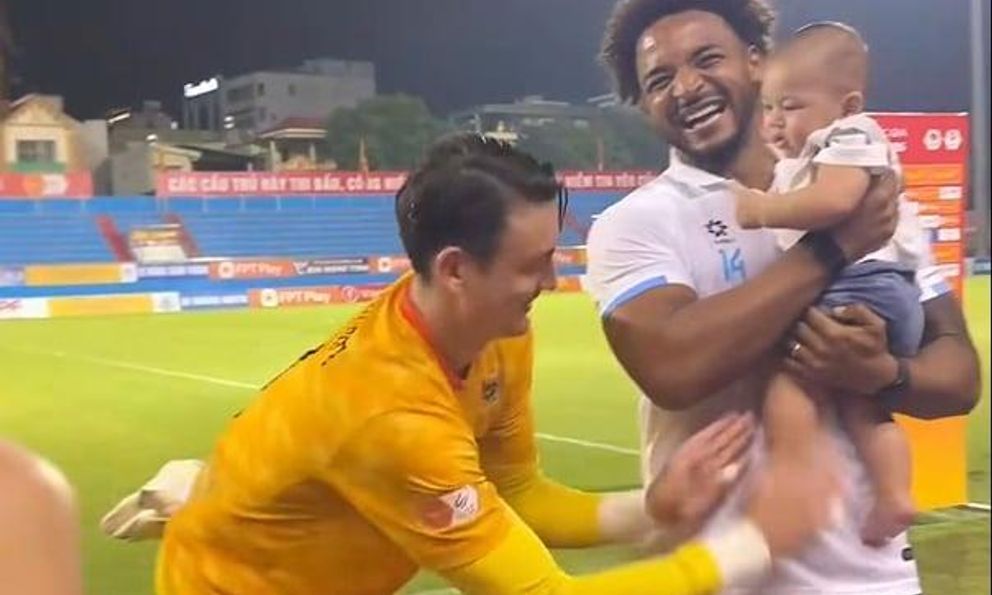 Đặng Văn Lâm có hành động bất ngờ với Nguyễn Xuân Son, 20 năm nữa bóng đá Việt Nam có một ngôi sao mới?