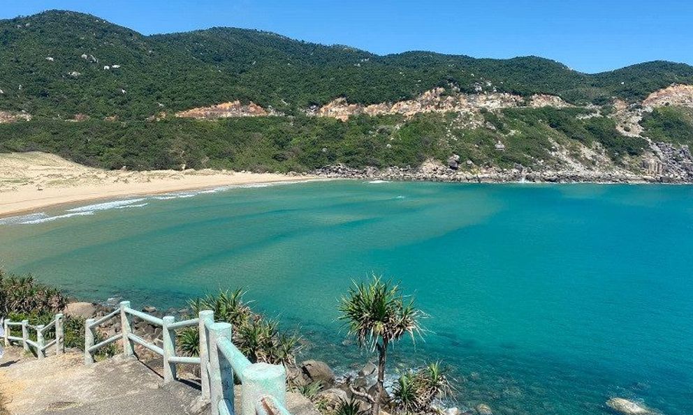 Bãi biển hoang sơ nhiều người chưa biết, gần nơi 