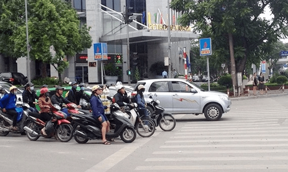 Bị camera AI phạt nguội ghi hình, 1.339 xe máy, 113 ô tô vừa vượt đèn đỏ đối diện mức phạt nào?