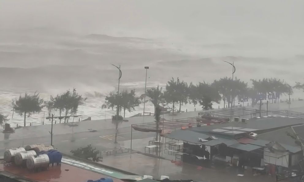 Cập nhật mới nhất Bão số 10: Bão Bualoi đang áp sát miền Trung, nhiều khu vực gió giật cấp 9