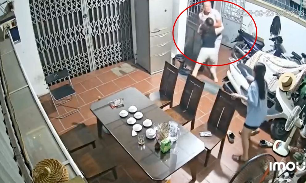 Người đàn ông bị tố phá cửa, lao vào đánh vợ hàng xóm giữa đêm ở Hà Nội: Công an vào cuộc