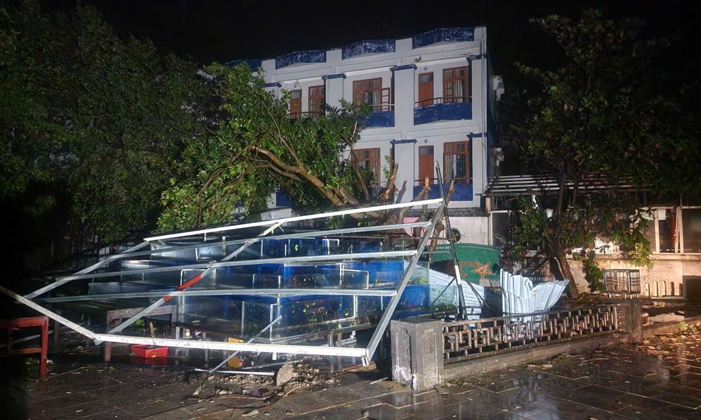 Hình ảnh tan hoang ở nơi tâm Bão số 10 quần thảo suốt đêm