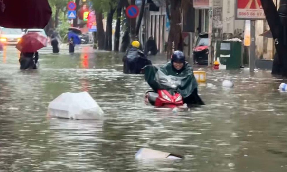 Clip khắp đường phố Hà Nội ngập như sông, nước ngang người, ô tô đang đi chết máy nổi lềnh bềnh