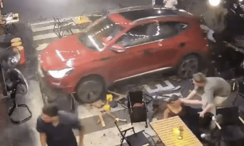 Ô tô lao vào nhà hàng, thực khách đang dùng bữa vội chạy tán loạn: Video hiện trường gây sốc