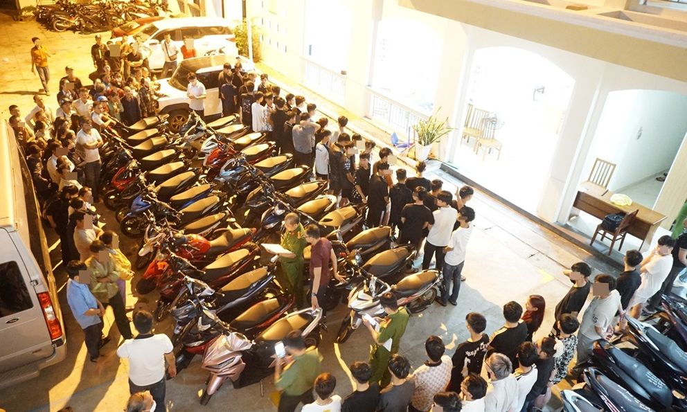 Bắt tạm giam 34 đối tượng còn rất trẻ tuổi: Nhiều người bật khóc nức nở khi nghe đọc lệnh