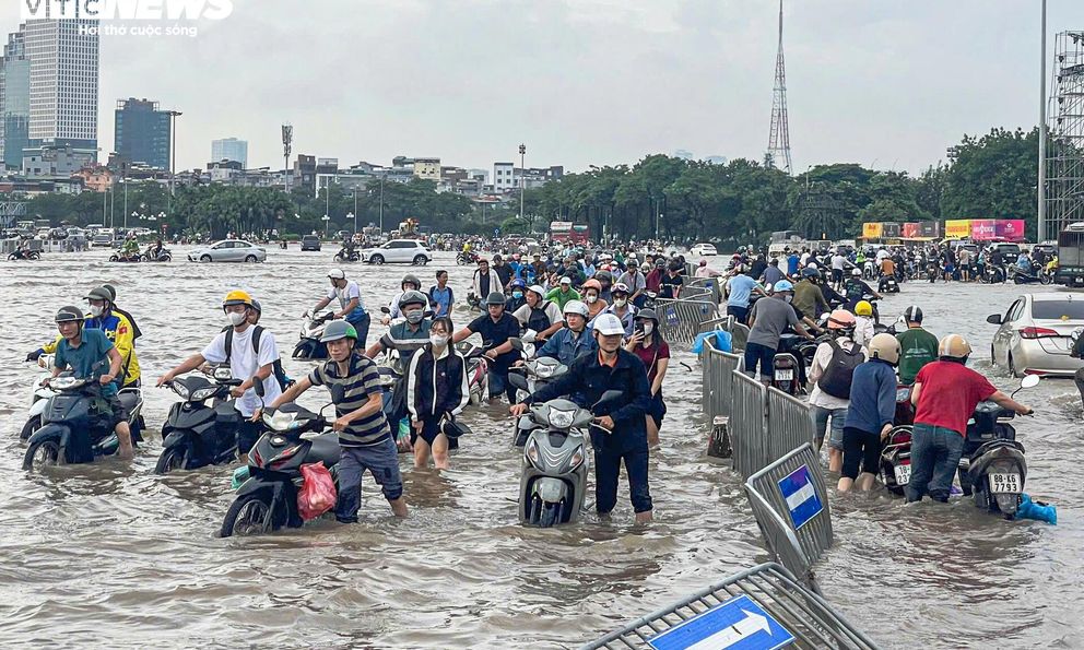 Hà Nội lại mưa to, lượng mưa so với trận lụt lịch sử 2008 thế nào mà nhiều nơi chìm trong biển nước?