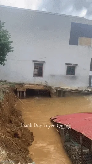 Căn nhà hai tầng đổ sập trong tích tắc vì lũ dữ ở Tuyên Quang: Hoàn cảnh đáng thương của gia đình
