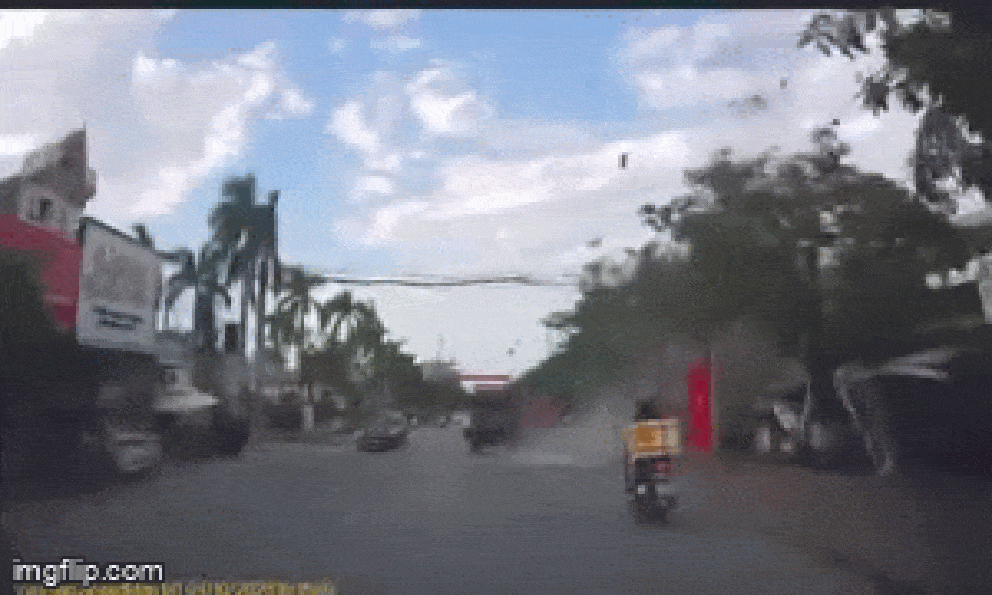 Camera cận cảnh vụ nổ lớn tại ki-ốt cạnh sận vận động ở Hải Phòng khiến người dân hoảng sợ 