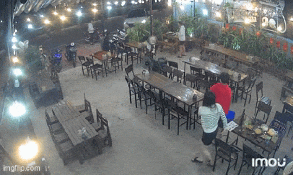 Ô tô lao vào quán nhậu: Trước khi tông chết người, tài xế còn làm một việc nguy hiểm