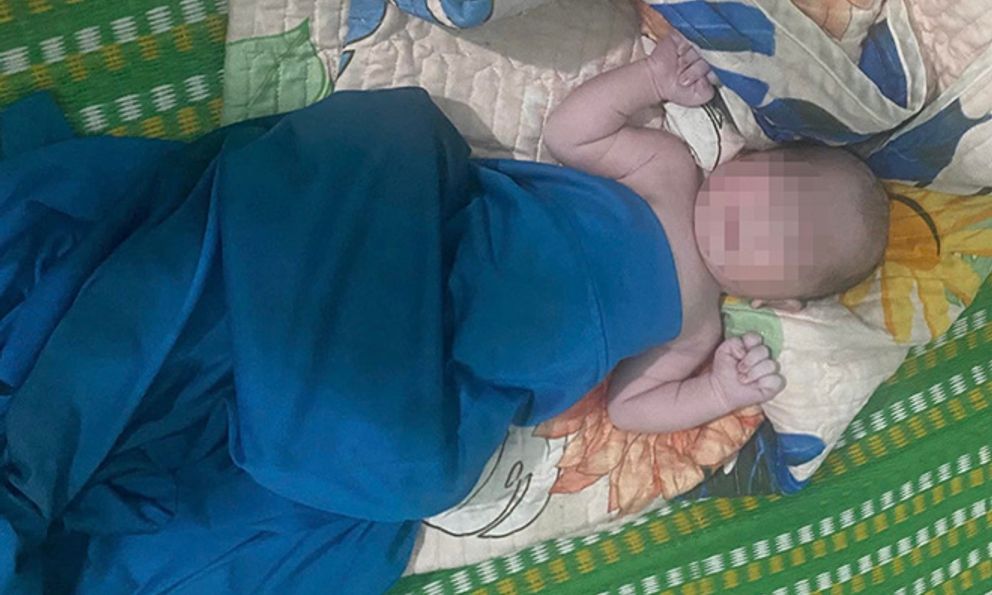 Phát hiện bé trai sơ sinh cạnh bãi rác ở Nghệ An: Mẹ giận người yêu nên bỏ con