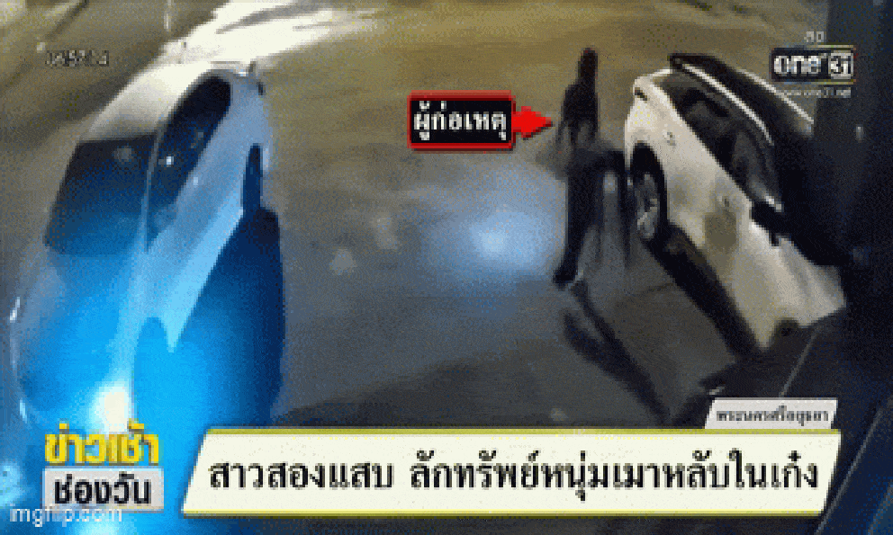 Cô gái xách cái ghế đến cạnh 1 chiếc ô tô rồi trèo lên, chuyện xảy ra sau đó khiến ai cũng ngỡ ngàng