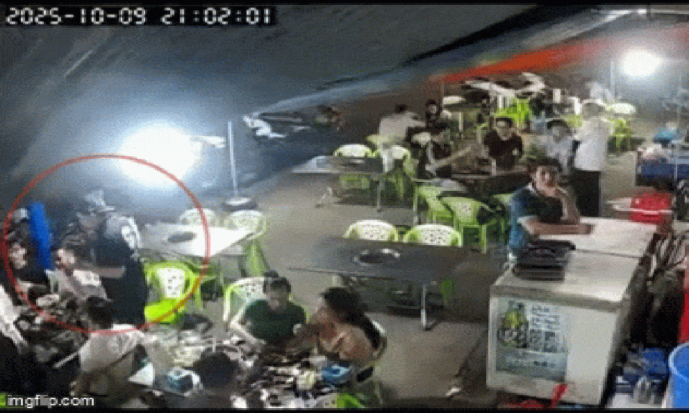 Phẫn nộ clip cận cảnh vụ mời bia bạn không uống, người đàn ông cầm rựa chém người