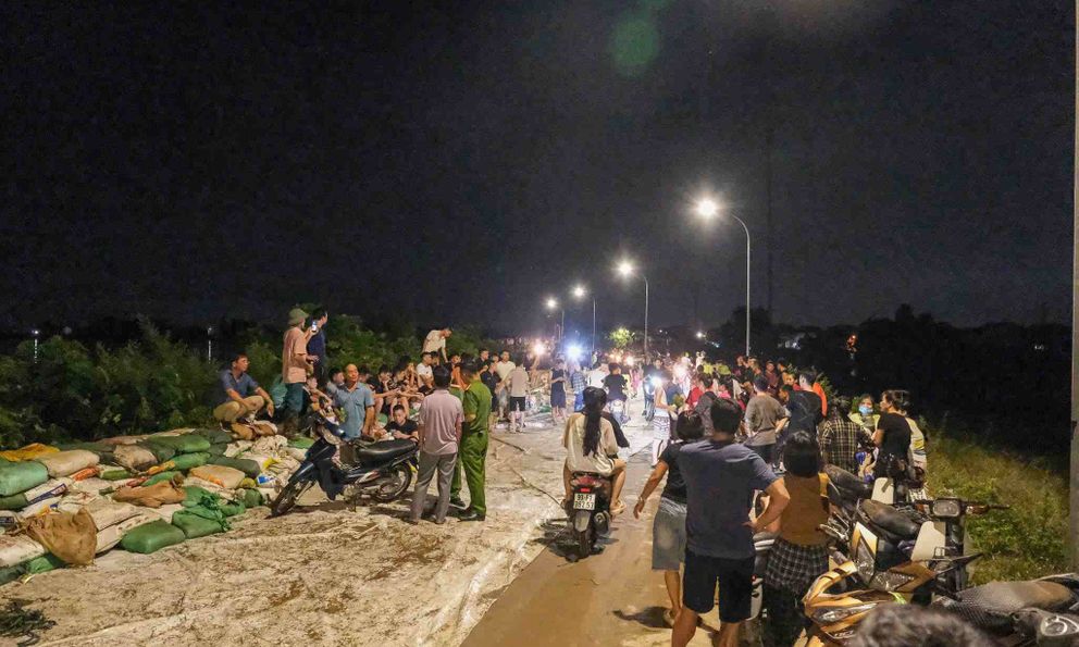 Nóng: Đê ở Bắc Ninh đang tràn, có nguy cơ vỡ đê