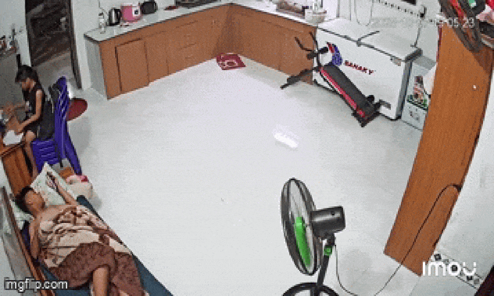 Clip anh trai 12 tuổi cõng em gái thoát nạn khi trần nhà sập hút 16 triệu lượt xem: Người mẹ lên tiếng 