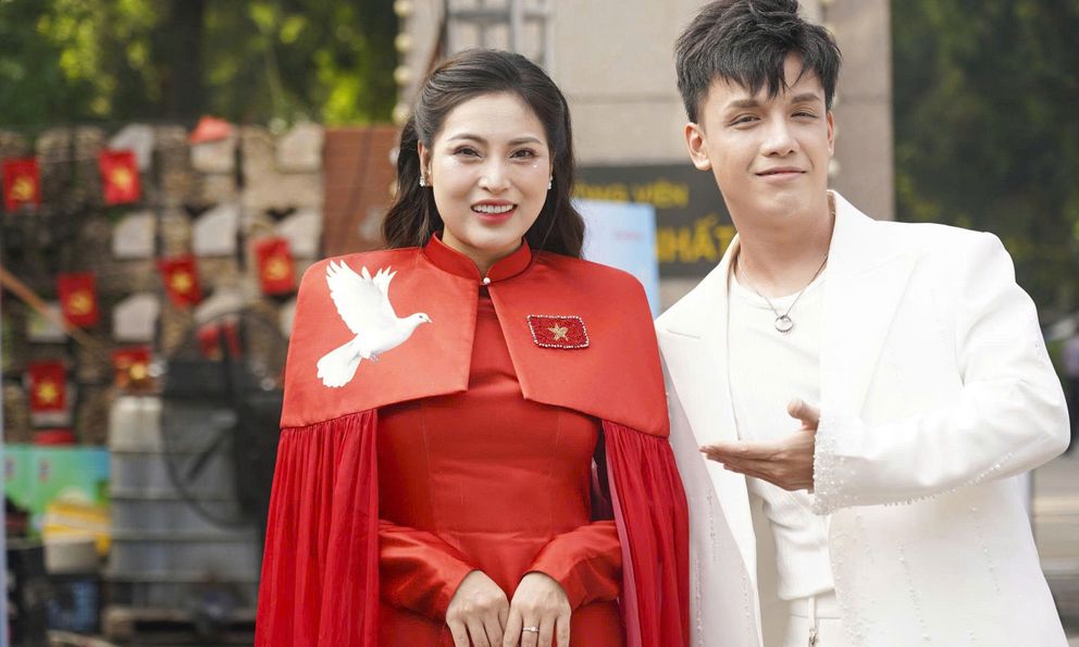 Vợ chồng ca sĩ Việt Sơn - Hồng Hạnh cùng xuất hiện, hát chung tại sự kiện ở Hà Nội