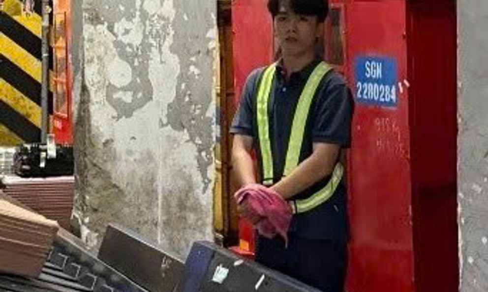 Bắt 1 nhân viên hàng không trộm tài sản trong hành lý ký gửi