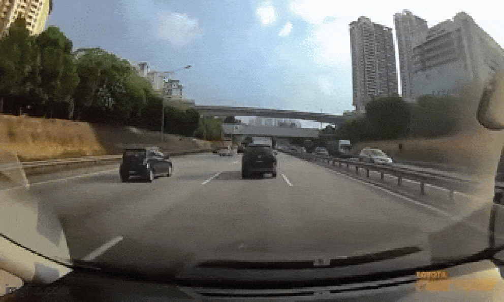 Chiếc Range Rover phóng với tốc độ 