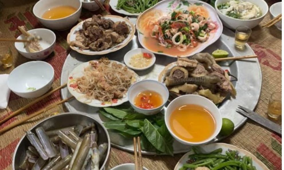 Gắp đồ ăn cho thông gia tương lai, người phụ nữ ngượng 