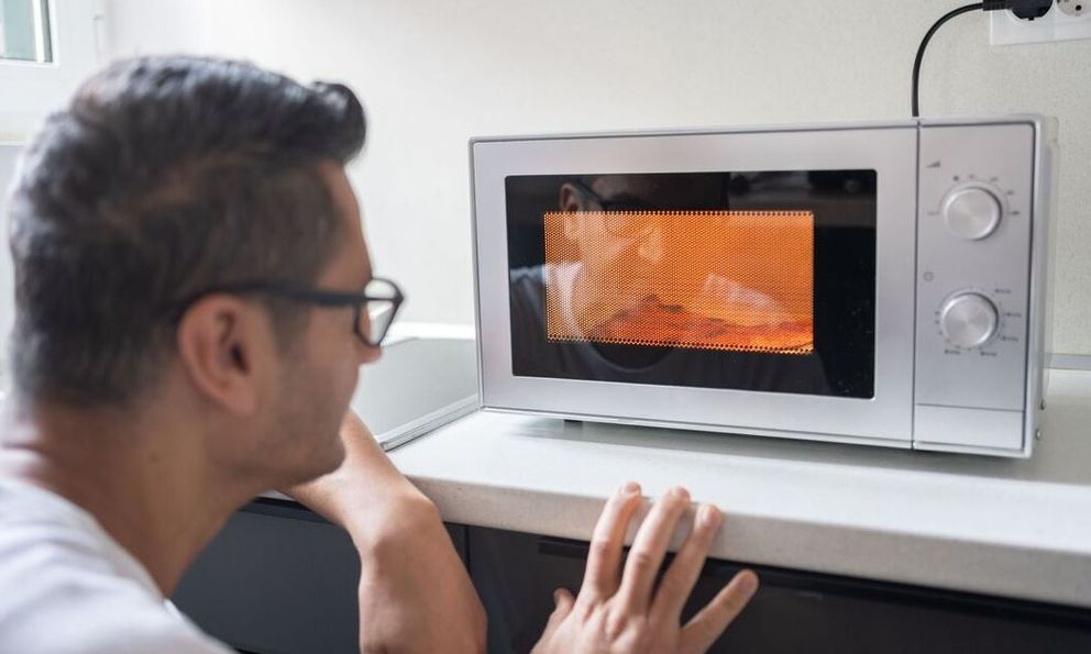 Dùng lò vi sóng 30 năm tôi mới biết tới nút 
