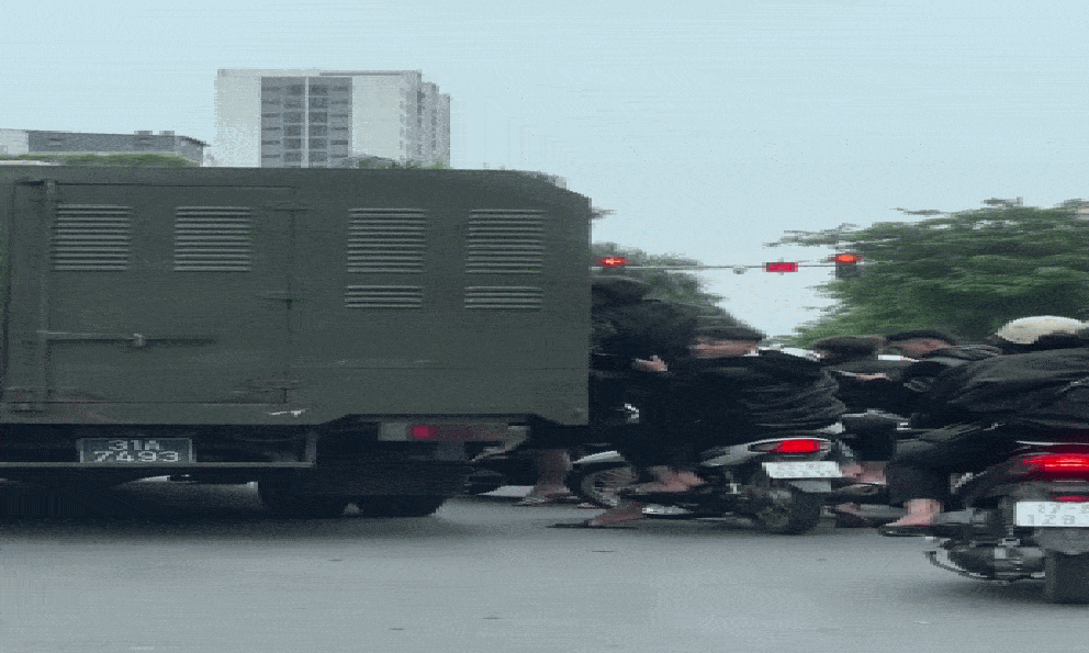 Nhóm thanh niên 'đầu trần' đi mô tô bám theo xe chở phạm nhân gây xôn xao trên phố Hà Nội 