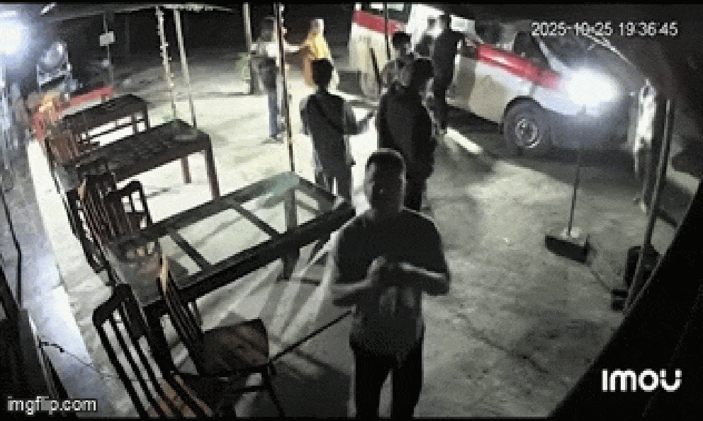 Sáng dậy phát hiện nhiều hộp lạ trong thùng rác, chủ quán xem camera thì thấy cảnh tượng bất ngờ lúc 19h