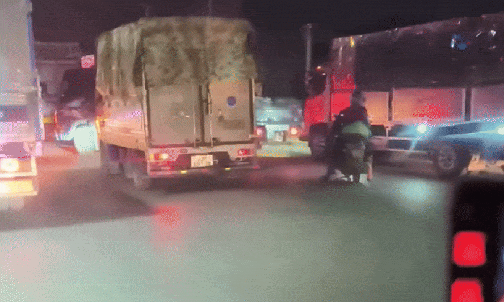 Clip xe bồn bất ngờ phát nổ như bom, bốc cháy ngùn ngụt giữa đường ở Hưng Yên