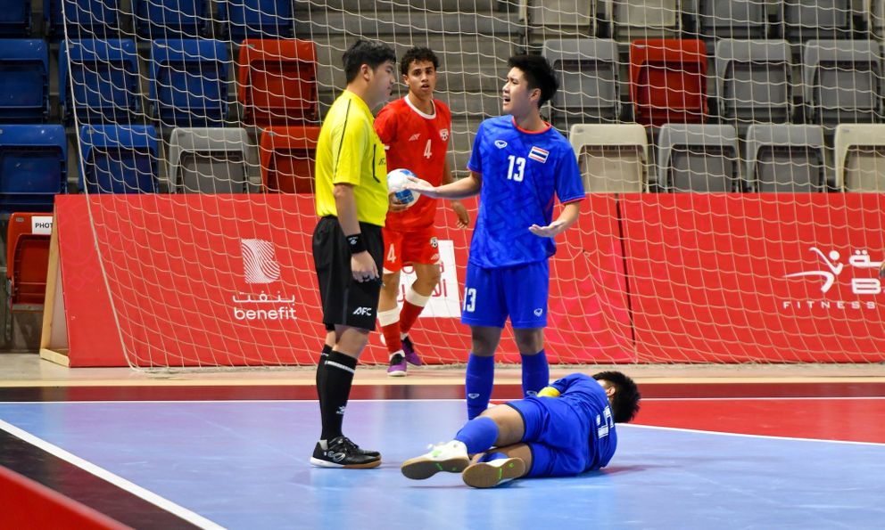 Cầu thủ Thái Lan phải ngồi xe lăn, HLV “nói cứng” sau thảm bại 1-9 và mất vé Olympic