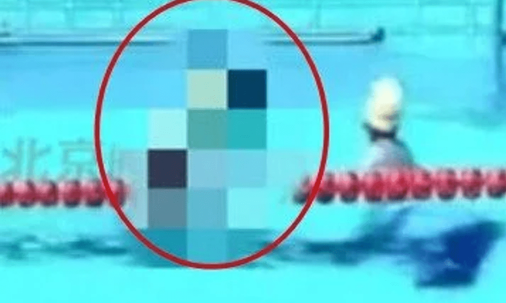 Bố và con gái cùng đến bể bơi, 1 lúc sau thì chuyện không ngờ xảy ra, camera tiết lộ cảnh tượng đáng sợ