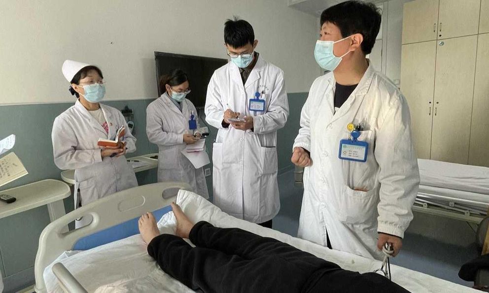 Người đàn ông cấp cứu giữa đêm vì uống thứ này trước khi ngủ: Bác sĩ cảnh báo “chứa chất độc mạnh”