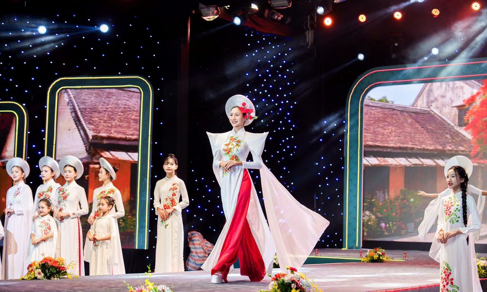 NTK Cao Thu Vân mang sắc đỏ hoa phượng lên tà áo dài Việt