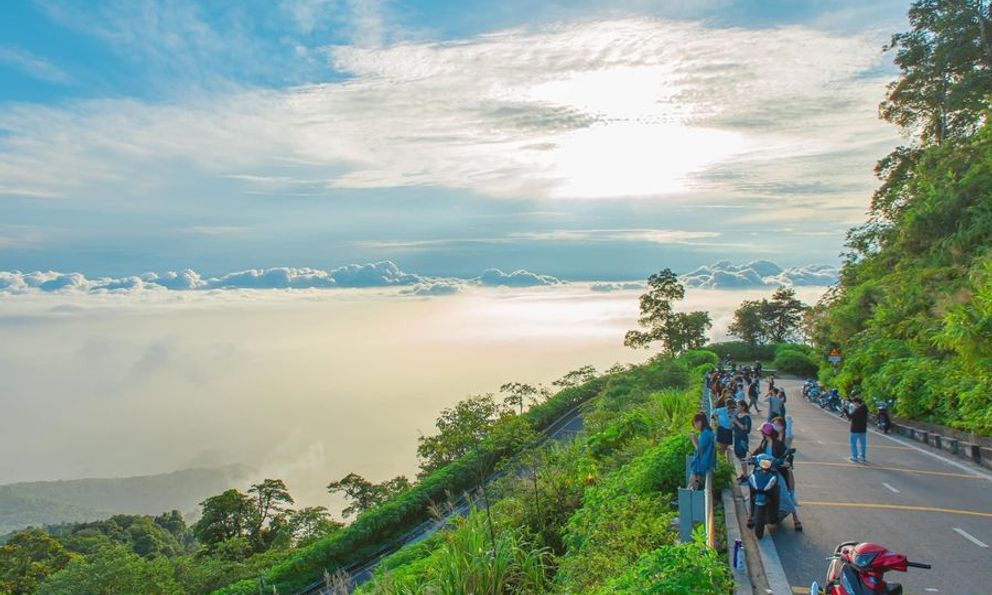 Cảnh tượng ngay lúc này ở Ba Vì, Hà Nội: Du khách trầm trồ nhận xét 
