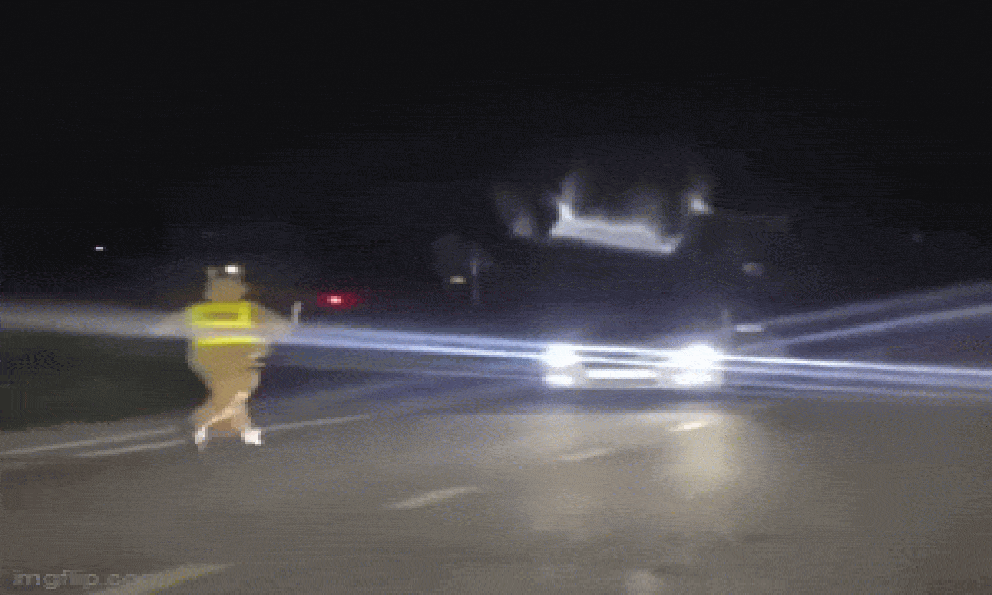 CSGT chạy bộ đuổi theo, tài xế lùi ô tô xuống ruộng: Câu chuyện phía sau đoạn clip 23 giây