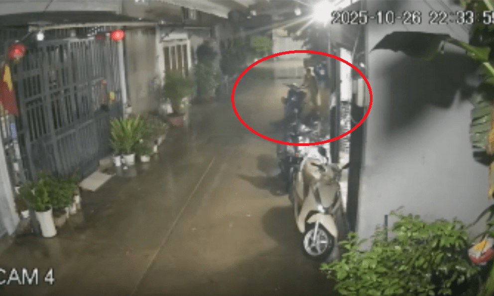 Không có phương tiện đi lại, người đàn ông đi trộm xe máy: Đoạn clip tố cáo hành vi 