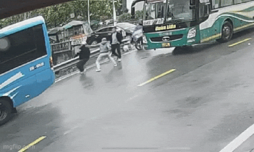 Tài xế xe khách Đoàn Liên bị hành hung giữa đường vì xuất phát chậm 1-2 phút: 41 giây gây bức xúc