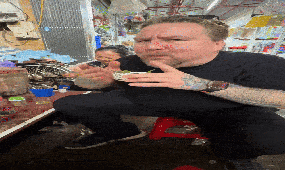 Khách Tây thử món nhiều người Việt cũng chưa chắc dám ăn, nhận xét: 